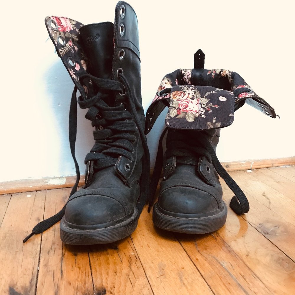 Dr. Martens Triumph Floral Combat Boot. size 6